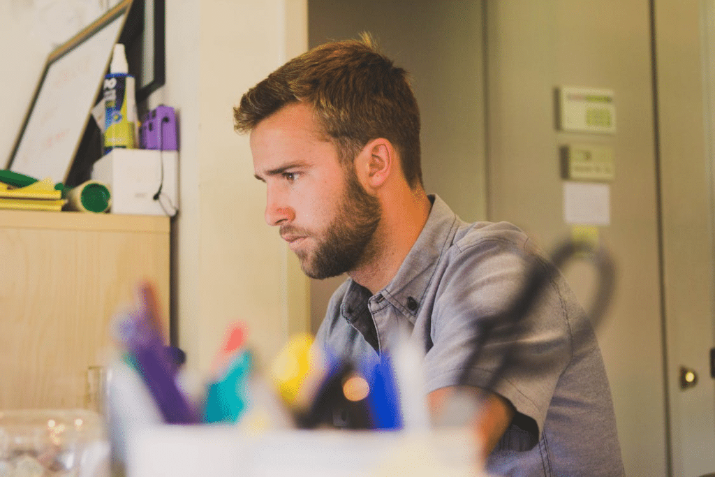 Man staying calm under work pressure
