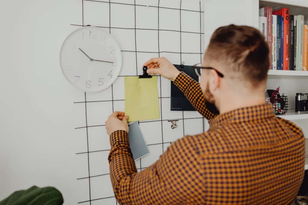 parent adjusting calendar