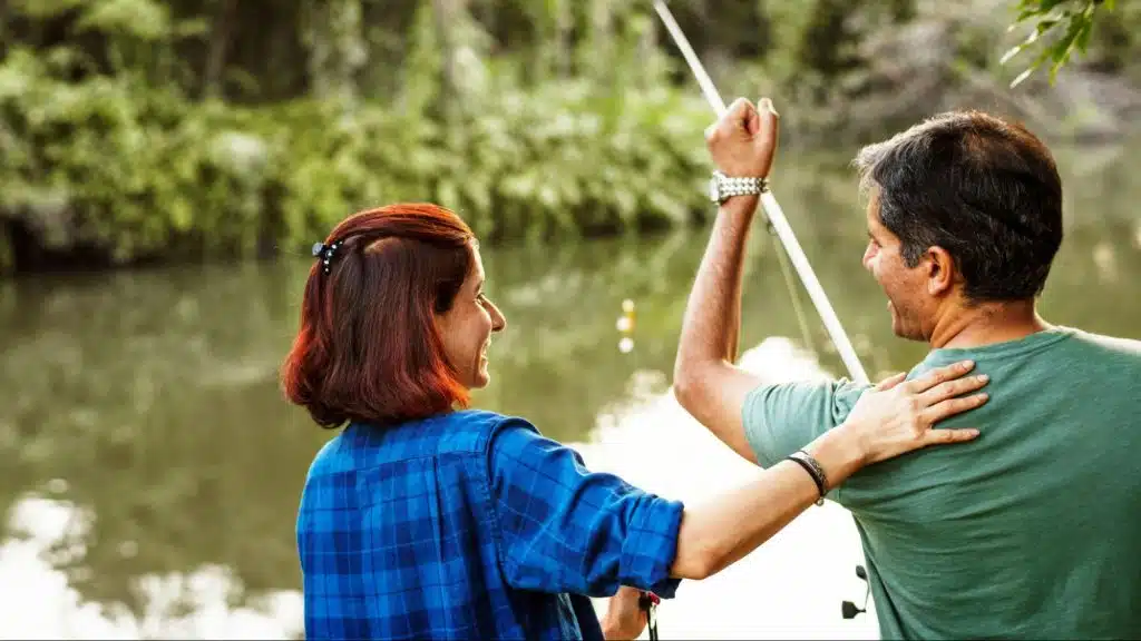 Woman tapping a man’s shoulder