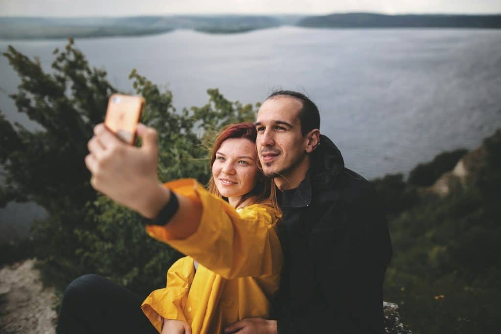 couple selfie phone