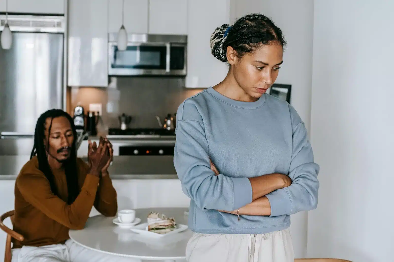 A woman thinking about her boyfriend’s behavior