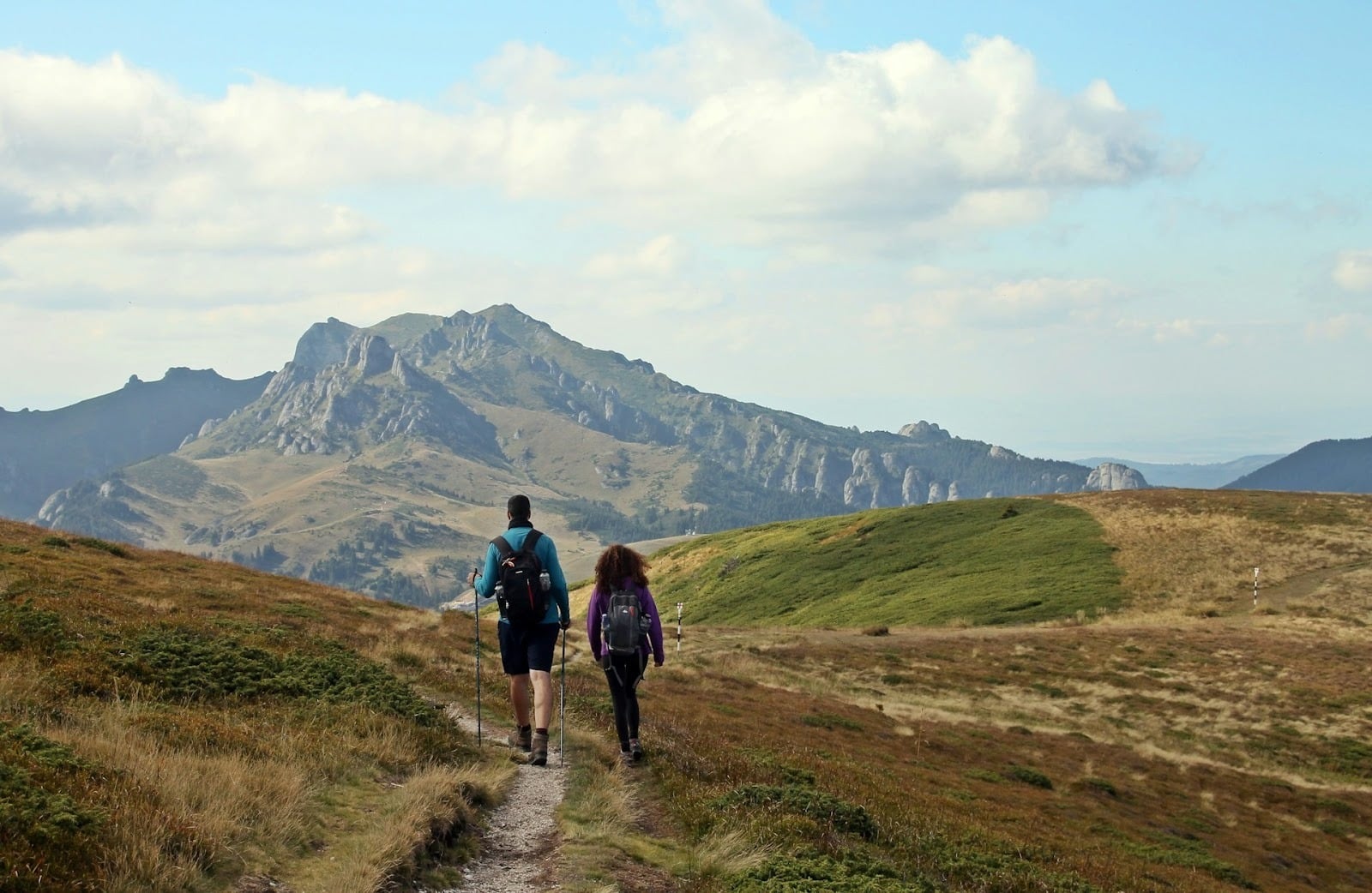 couple hiking trail