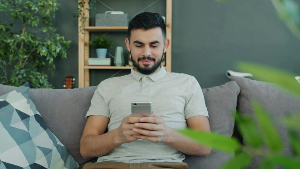man using dating app