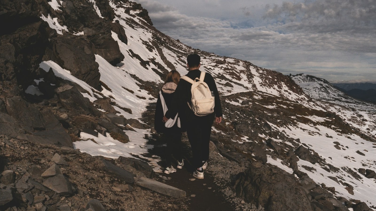 couple hiking trail
