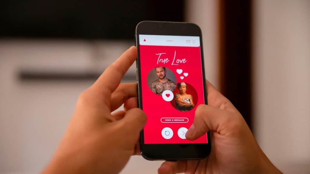 A person holding a cell phone with a picture on the screen.