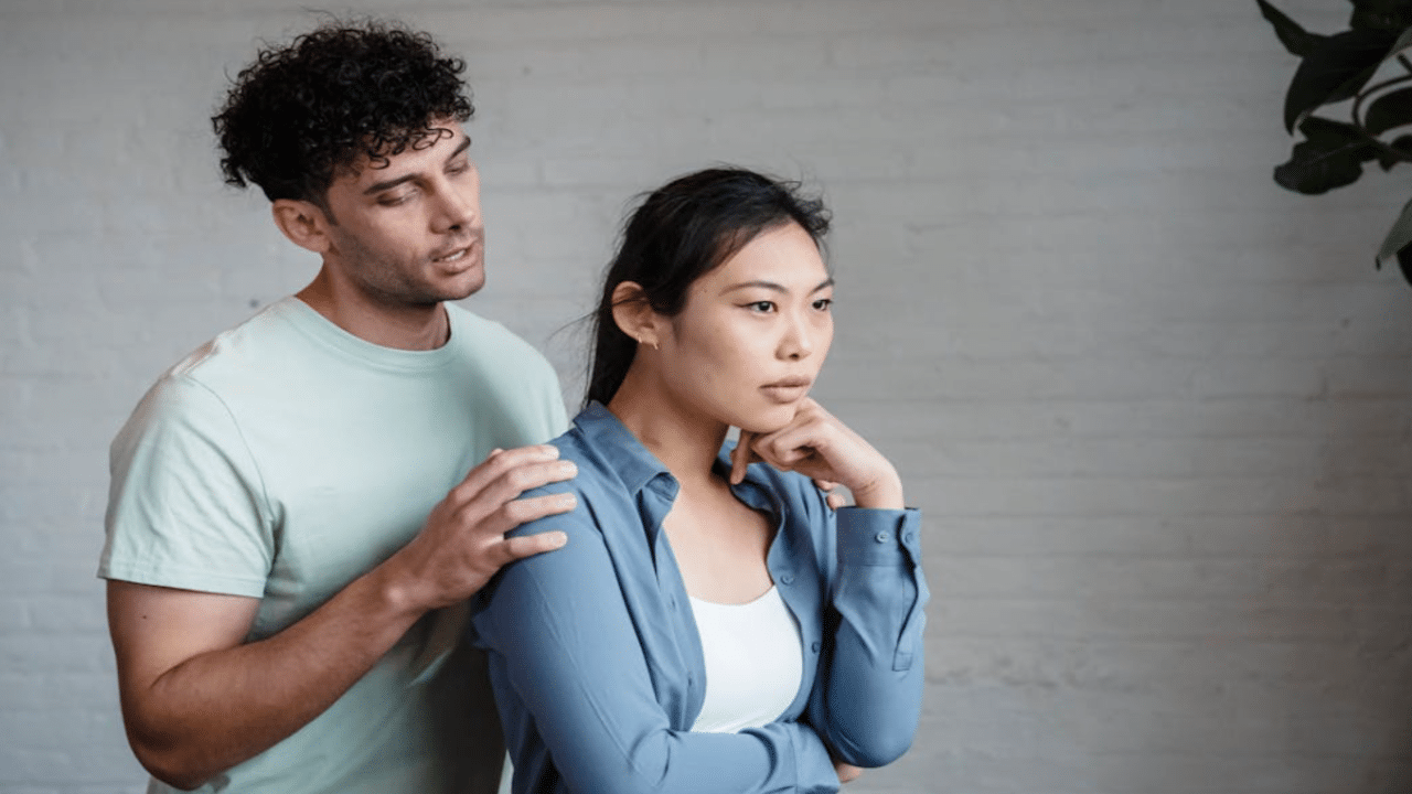 A man apologizing to his girlfriend