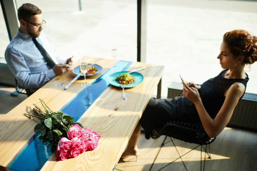 couple dinner phones