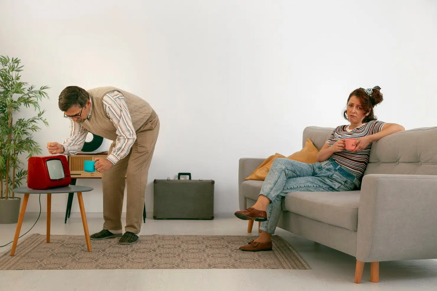 A man ignoring sad woman