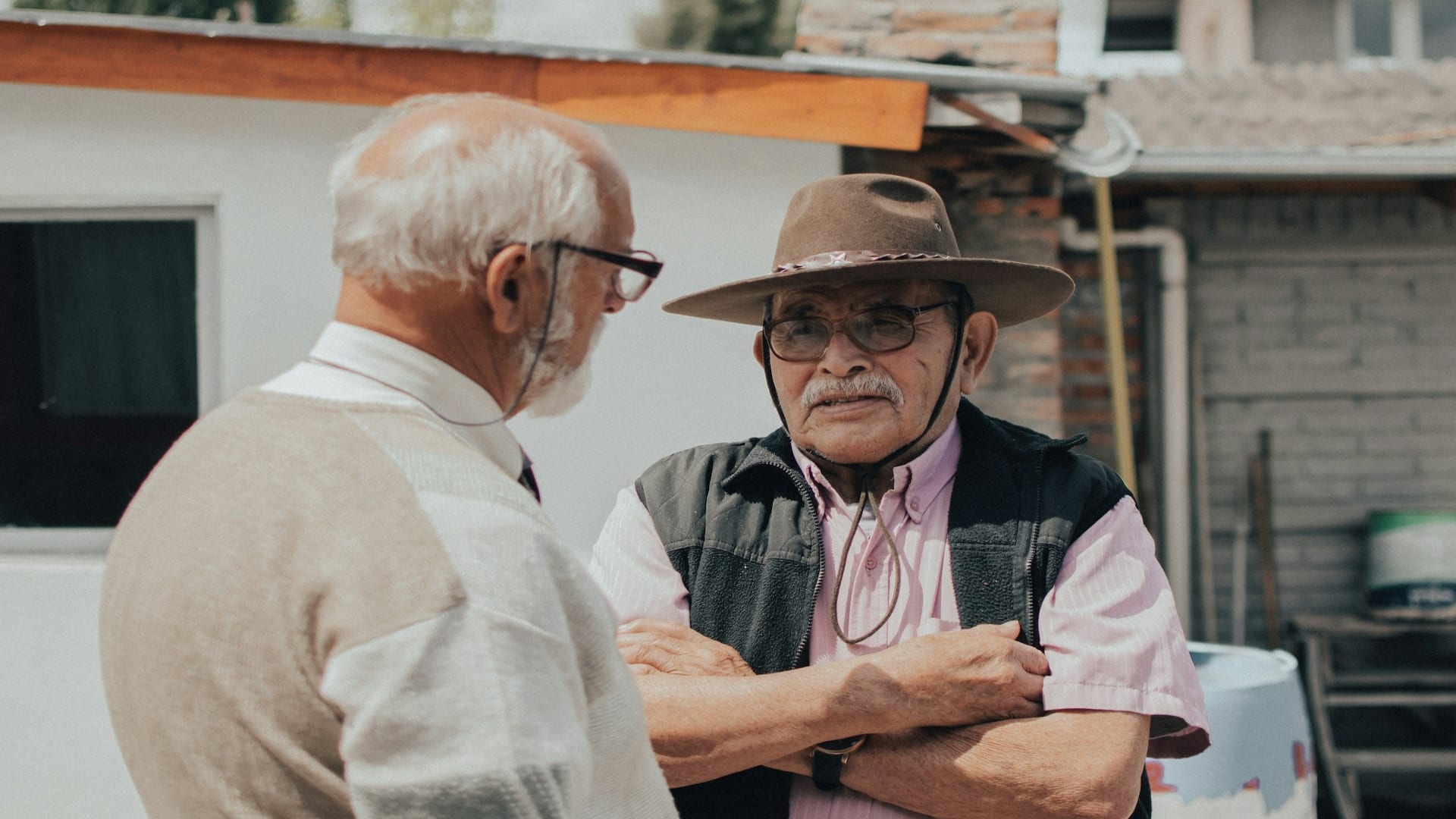 man crossing arms during conversation