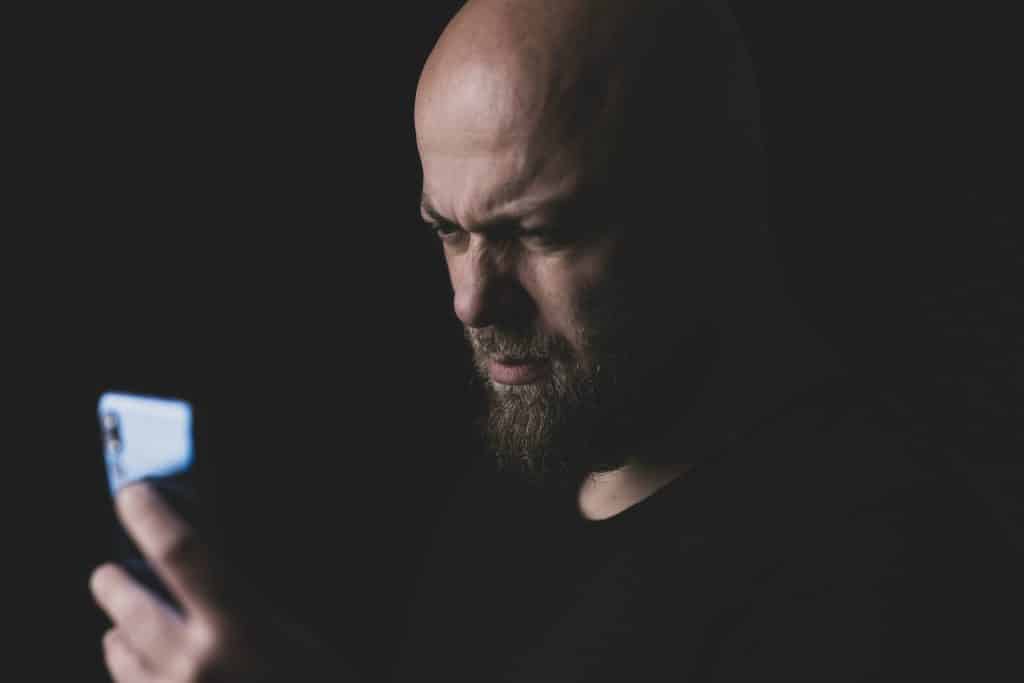 couple texting argument