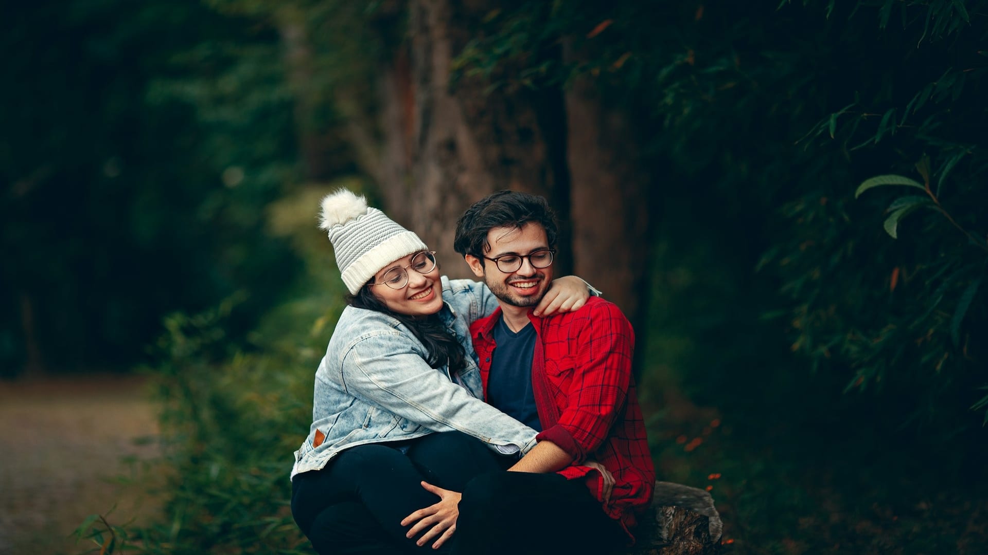 couple traveling together happily