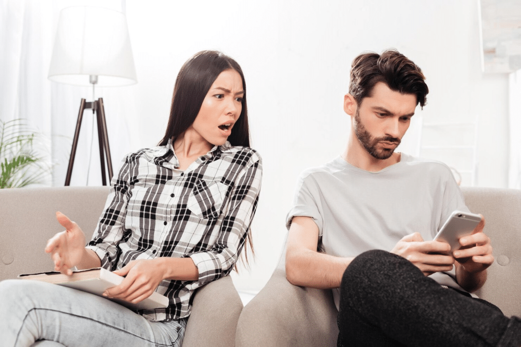 Woman seeing man’s phone activity