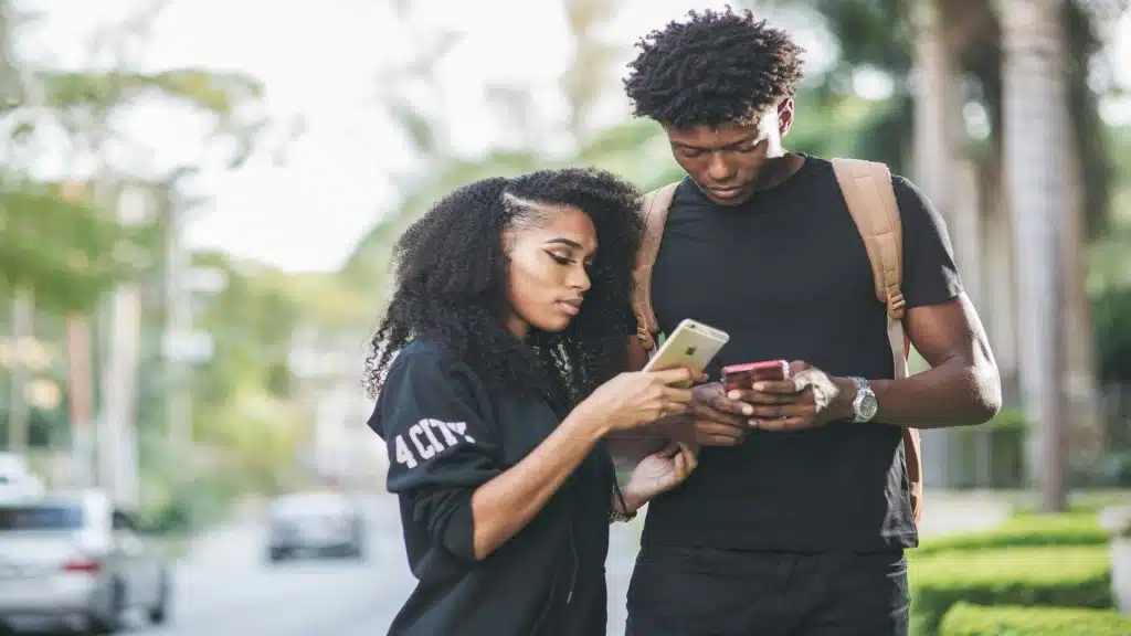 couple texting