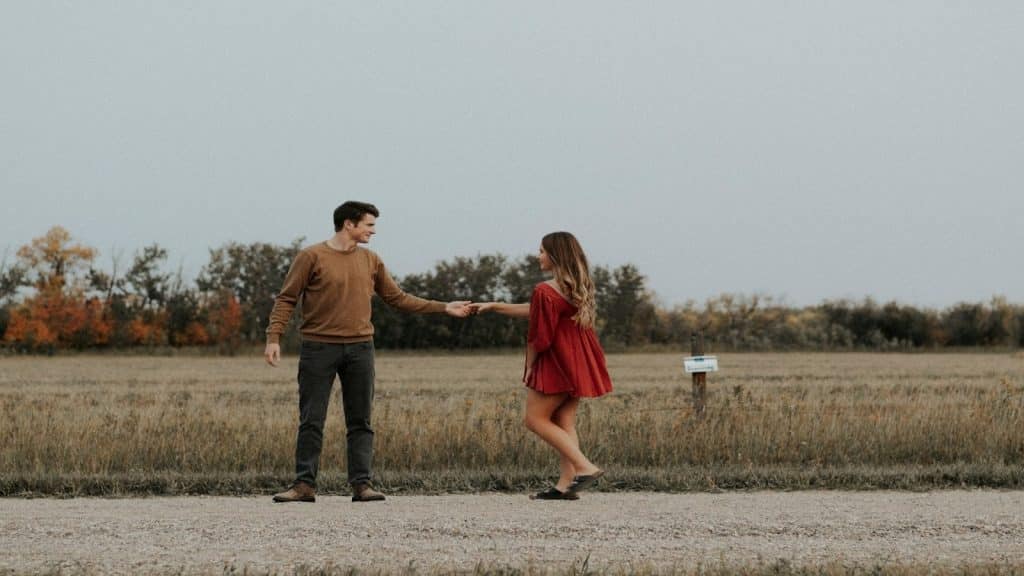 couple interacting vs one person pulling away