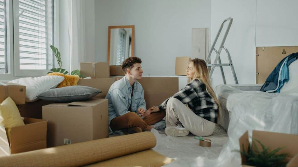 Woman assuring a man