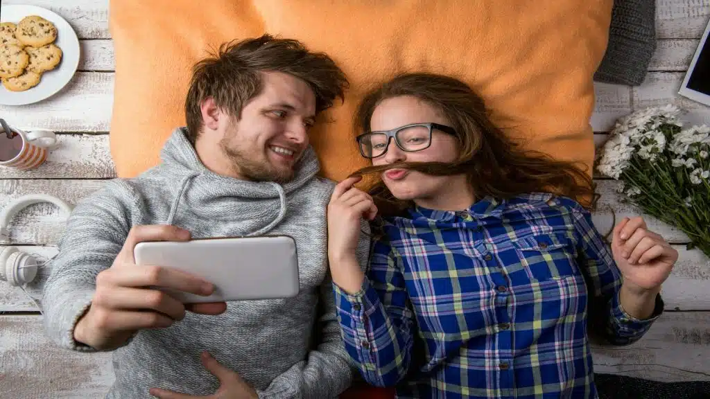 couple with different social energy