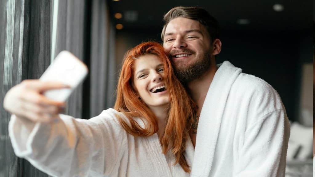 A couple in love enjoying a wellness weekend and taking selfies.