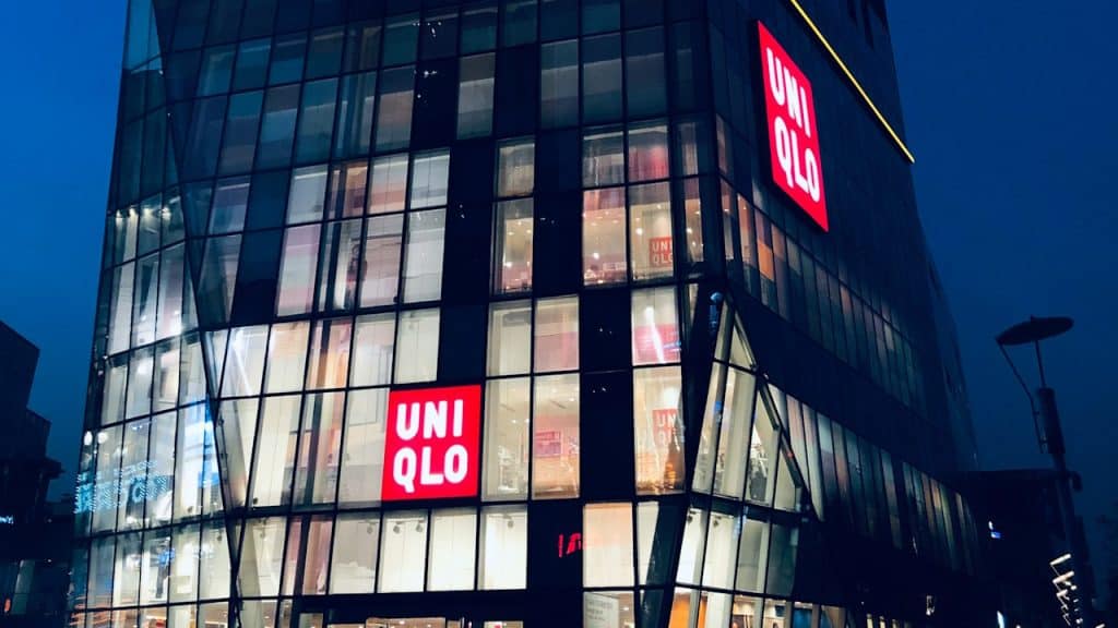 zeo-DNYp5a5Tj4E-unsplash A building with the Uniqlo logo on it.