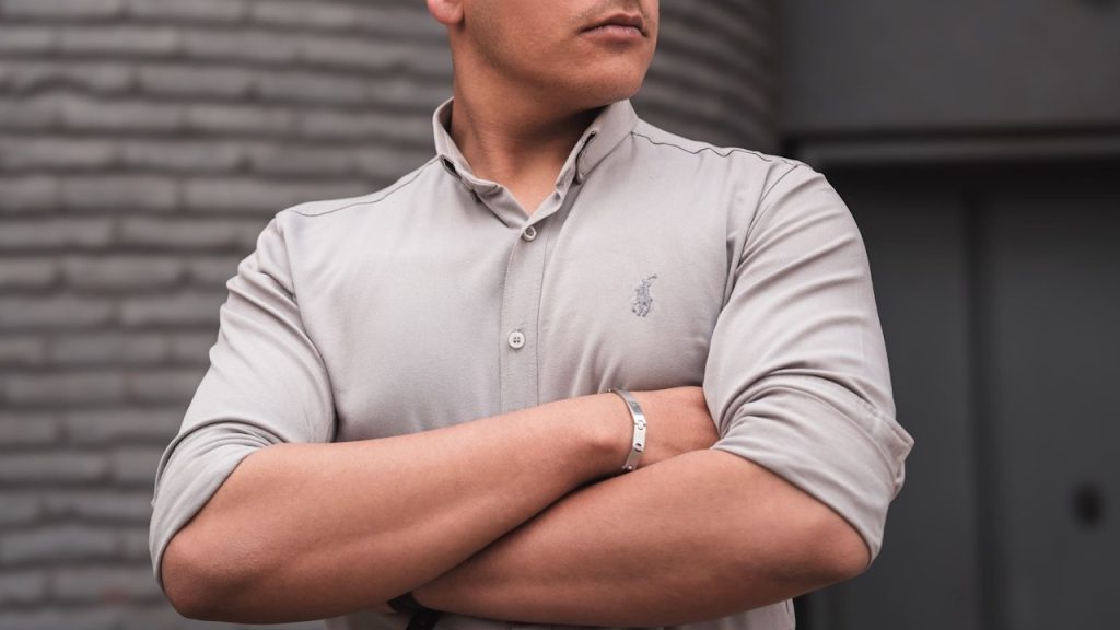 Rolled sleeves are great in that they attract greater attention towards the wearer’s forearms, which many fashion experts consider to be one of the most underestimated and underrated features within the realm of men’s fashion. This look creates a more masculine, potent, and stronger appearance without exposing too much skin. It is subtle and barely perceptible yet adds a great level of enhancement to the wearer’s outfit.