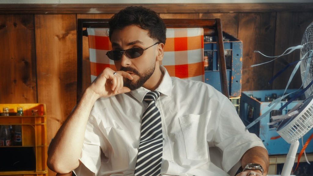 Casual retro look with a tie and sunglasses.