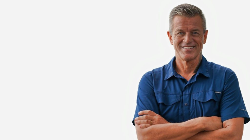 The most attractive men over 40 seldom depend on designer labels to win the hearts of or impress women. They actually focus on choosing clothes that fit their body properly, work on their self-grooming, and ensure that this level of self-respect is reflected in their personality as well. Confidence, grooming, and attention to detail, now these are the things that women actually find appealing and attractive in men over 40.